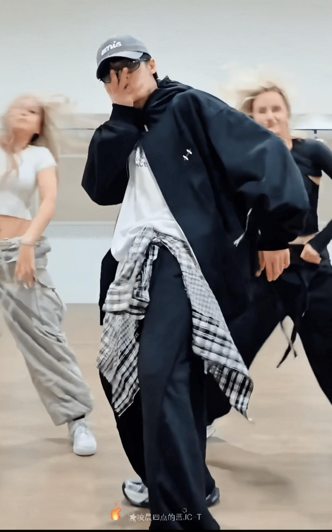 檀健次勾手舞檀健次布置新歌作业身为檀健次的小炭火🔥真是太幸福了，天天