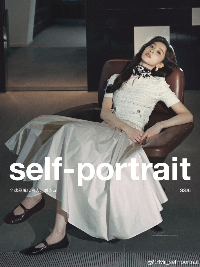 刘诗诗盘发红唇刘诗诗盘发红唇，刘诗诗解锁新代言啦，百变诗诗上线，自带气场的优雅