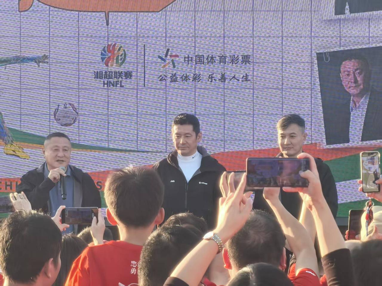 前国足多名名宿助力湘超！本周六很多前国足球员名宿来到湘超，为湘超助力，包括杨晨