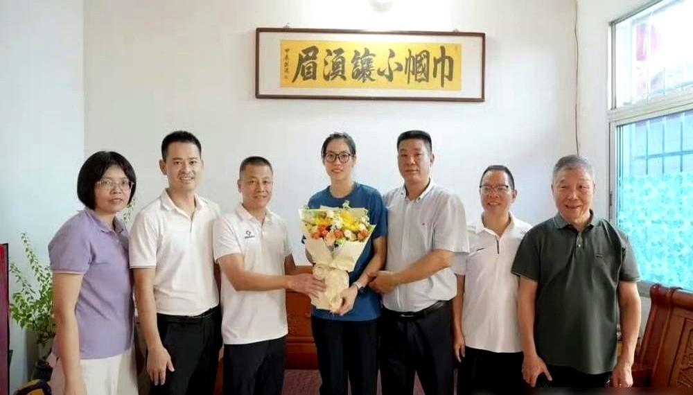 亚运会金牌刚在脖子上，她转身就登上了去土耳其的飞机。没有庆功宴，没有鲜花喝彩，一