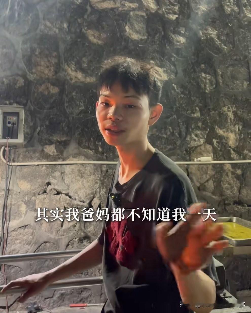 大家都在聊烤鸡少年，卖得猛，利润高，到底靠啥赚到的？不少人一口一个西装鸡，真是