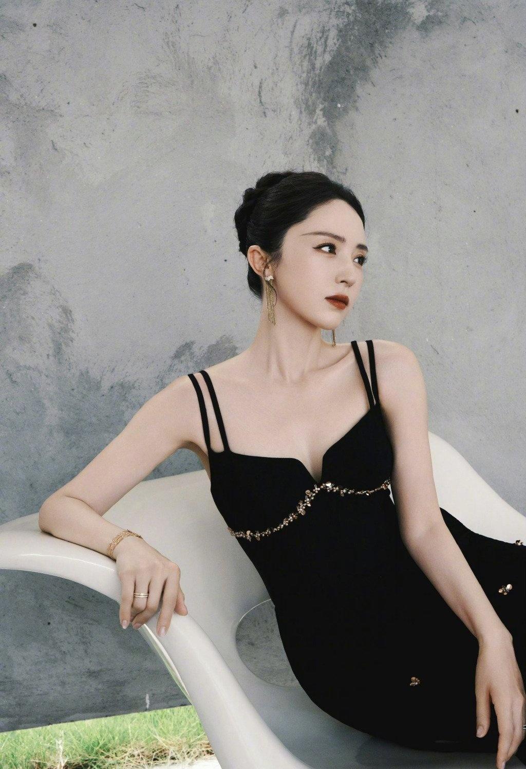 哇塞✨董璇突然晒出朵朵的出生照啦！看着照片里小小的婴儿皱皱的脸蛋，软萌到心都化了