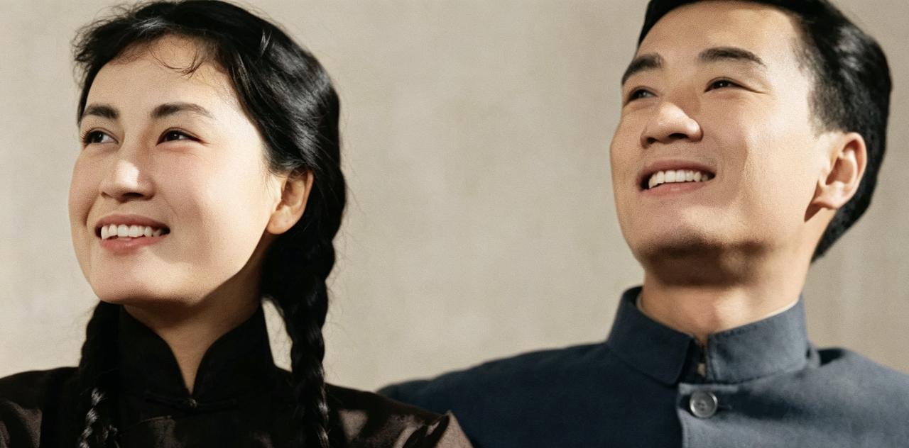 谢贤1953年在香港考入演员训练班，开始入行。那张《胭脂虎》的剧照，看起来像是一