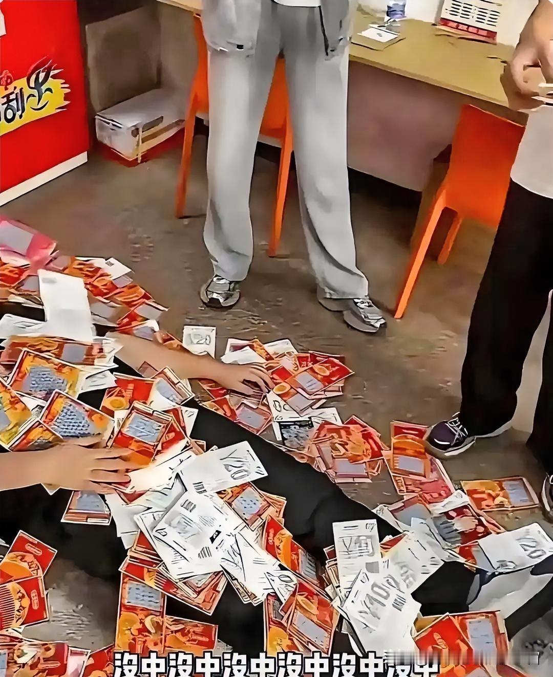 有位大哥的操作着实让人惊讶。他一下子把彩票店里的刮刮乐全买光了，总共刮了价值21