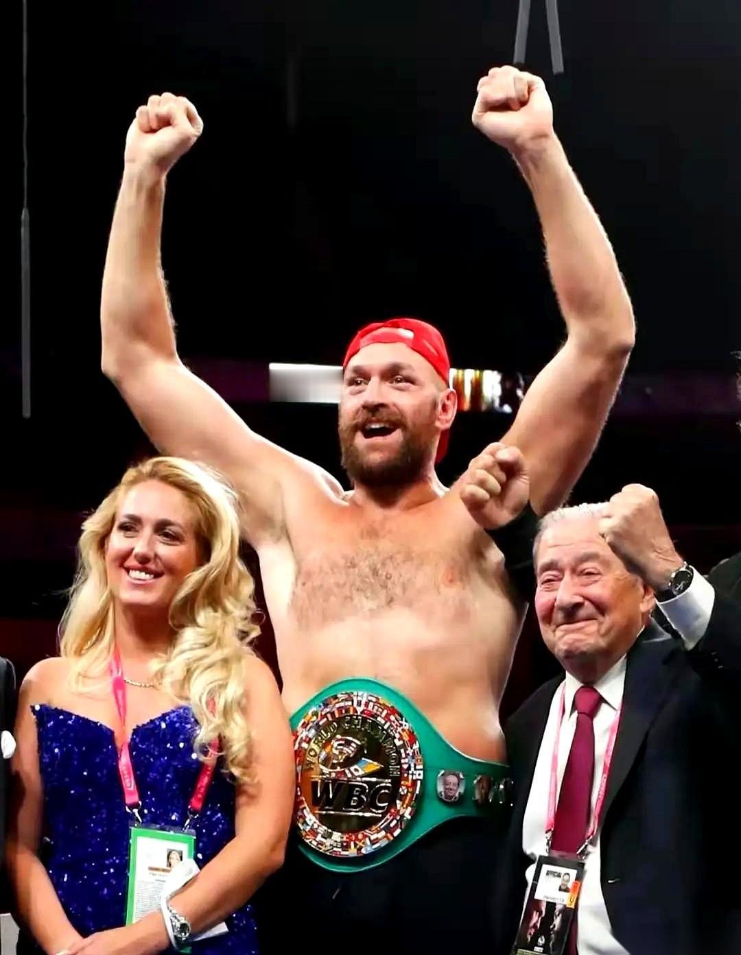 一年，钱花完了。37岁的泰森·富里，推开度假别墅的门，又回来了。一张嘴，还是那