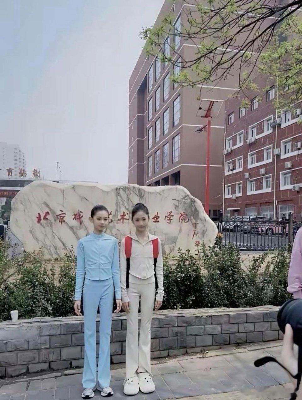 现在艺考也太卷了吧!北电招生现场这俩小姑娘颜值绝了!