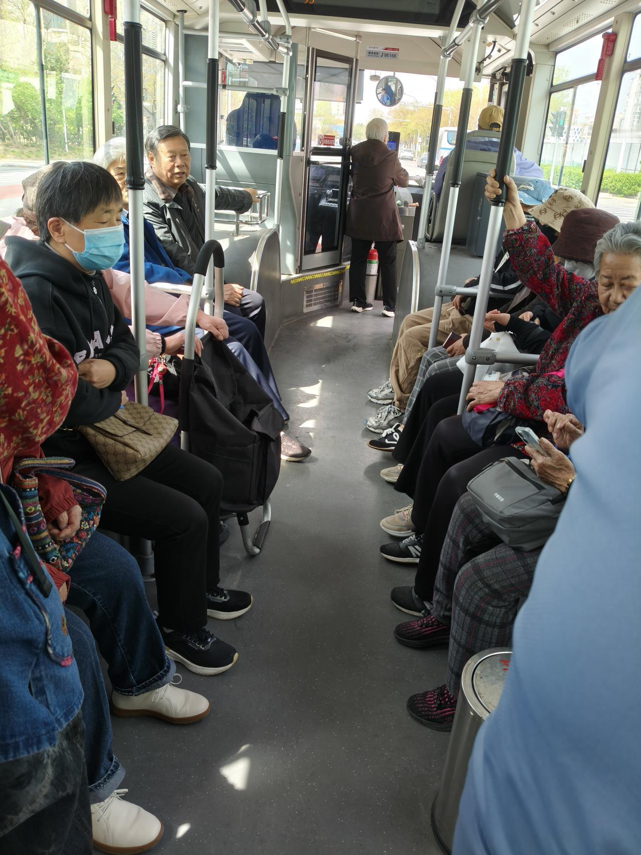 乘公交去了一趟石景山，真好！今天中午成功又去了一趟石景山。看到许多老年朋