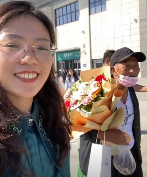 善良的回报！2018年，一长沙姑娘，在北京地铁站为一陌生老人指路，并给了100多