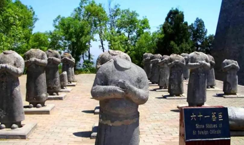 去过乾陵的人都知道，朱雀门外有61尊石人群像，整齐排列，双手前拱，姿态谦恭——却