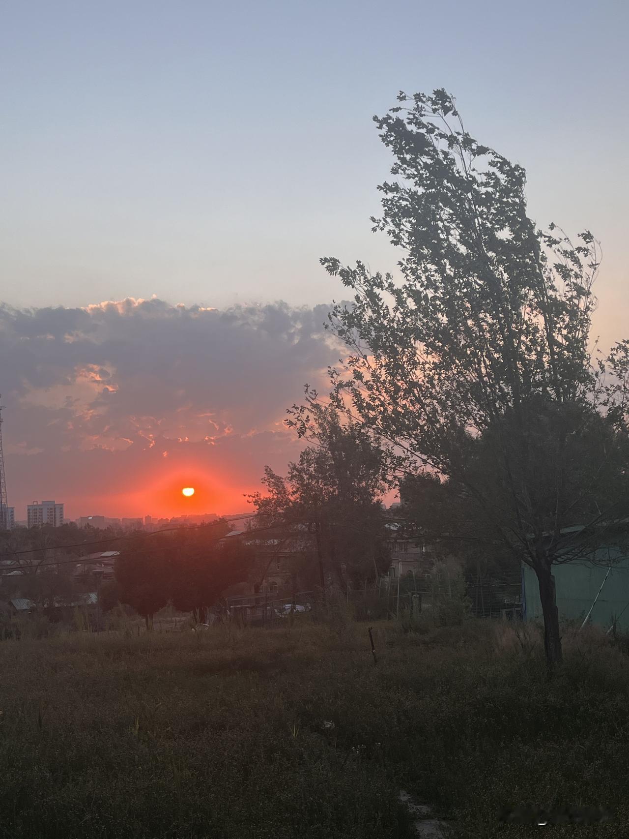 喜欢在山间看日落夕阳一醉万物也跟着醉了云霞染红了天远处的高楼被一抹橙红