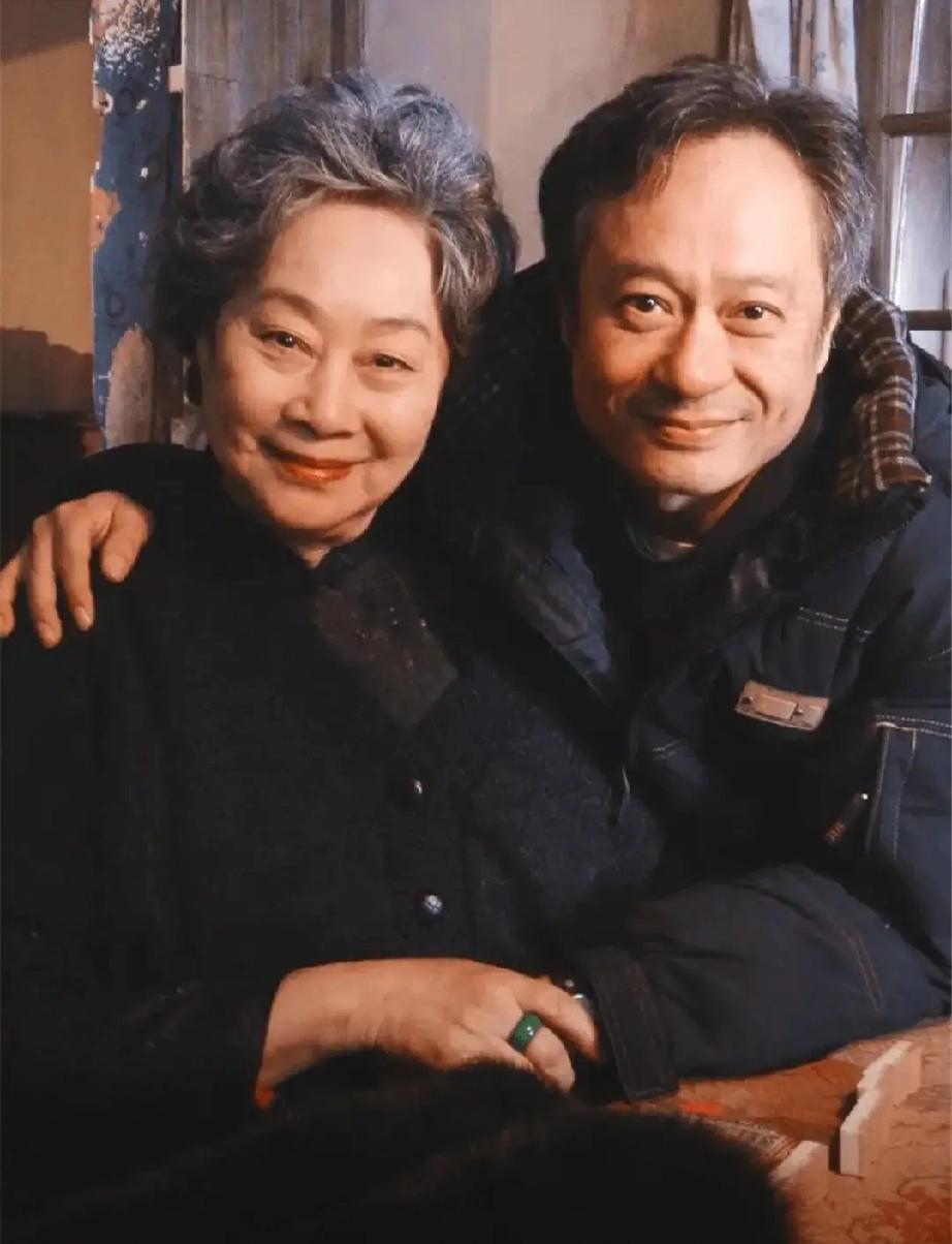 星二代梦幻联动！何猷君儿子幼儿园毕业，与古巨基儿子同台太养眼近日，何