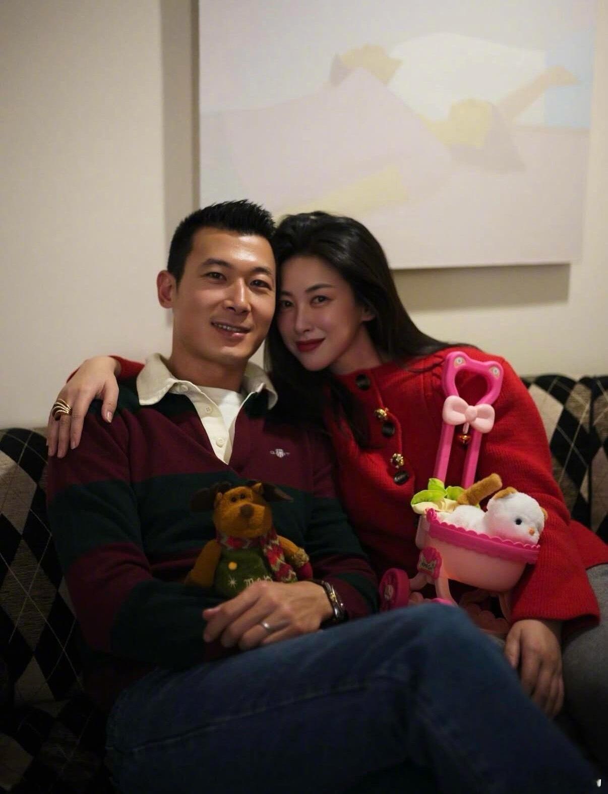 朱珠圣诞近照，总是有种气色很好的美感，高级又松弛，感觉红酒杯就应该焊在她手上！！