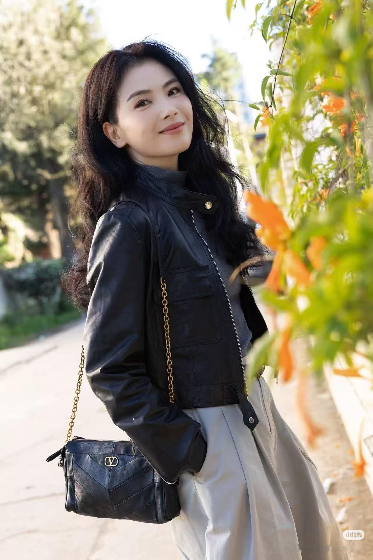 不是所有的鲜花，都盛开在春天；不是所有的河流，都流向大海。鲜花盛开在四季，河流流