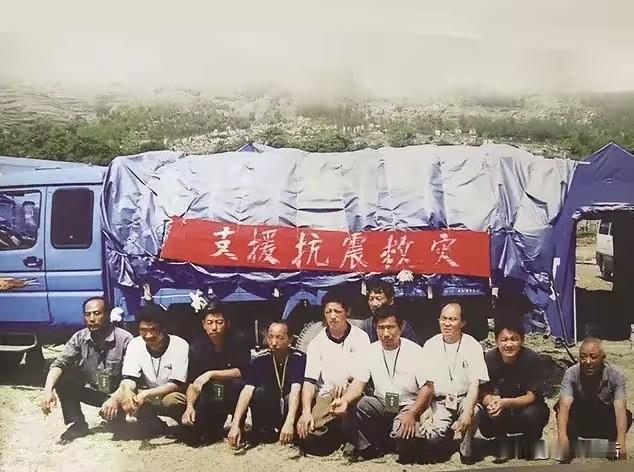 2008年5月，一辆破旧的农用三轮车从山东出发，车上挤满了10个皮肤黝黑的农民，