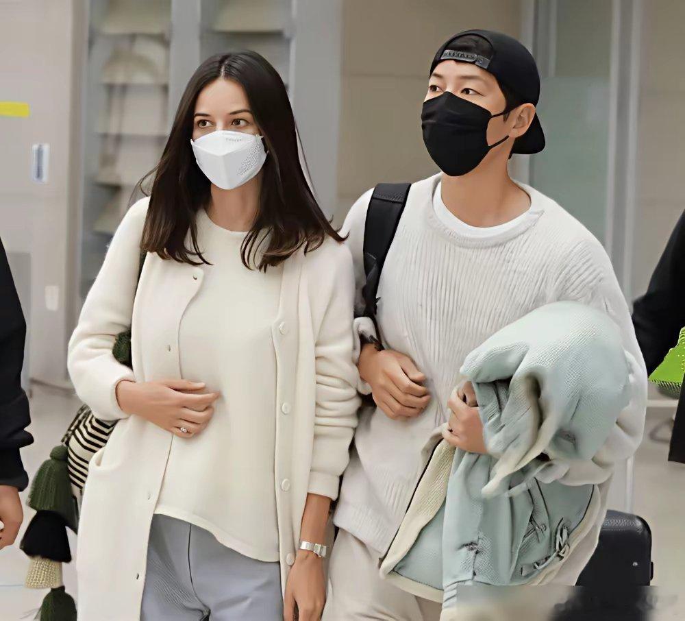 以为宋仲基儿女双全赢麻了？他正被真实的跨国婚姻疯狂折磨。老婆凯蒂带着一儿一女长居