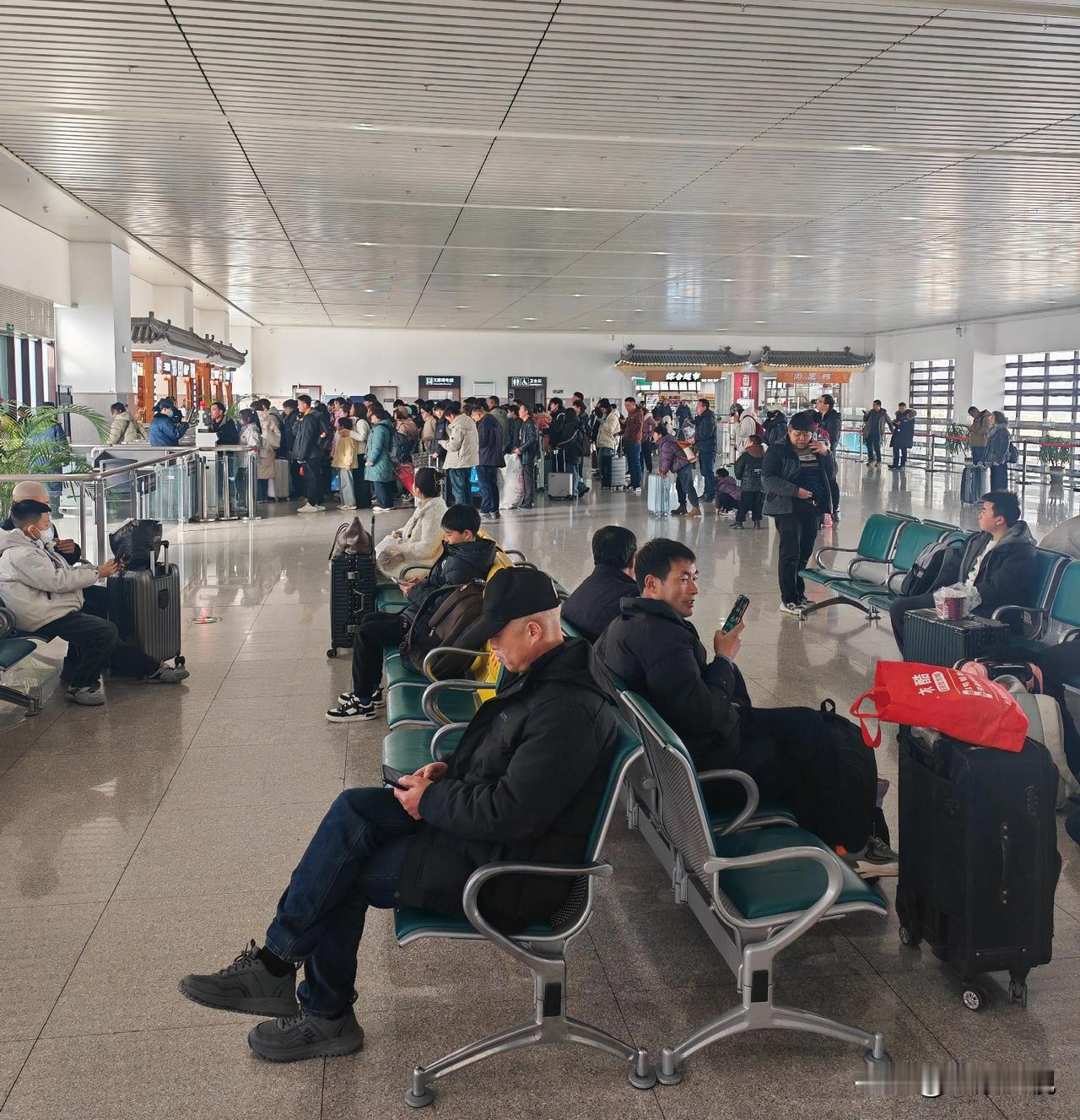 还没有到春运，今天的天水南站人咋这么多？我和老伴儿要坐高铁回西