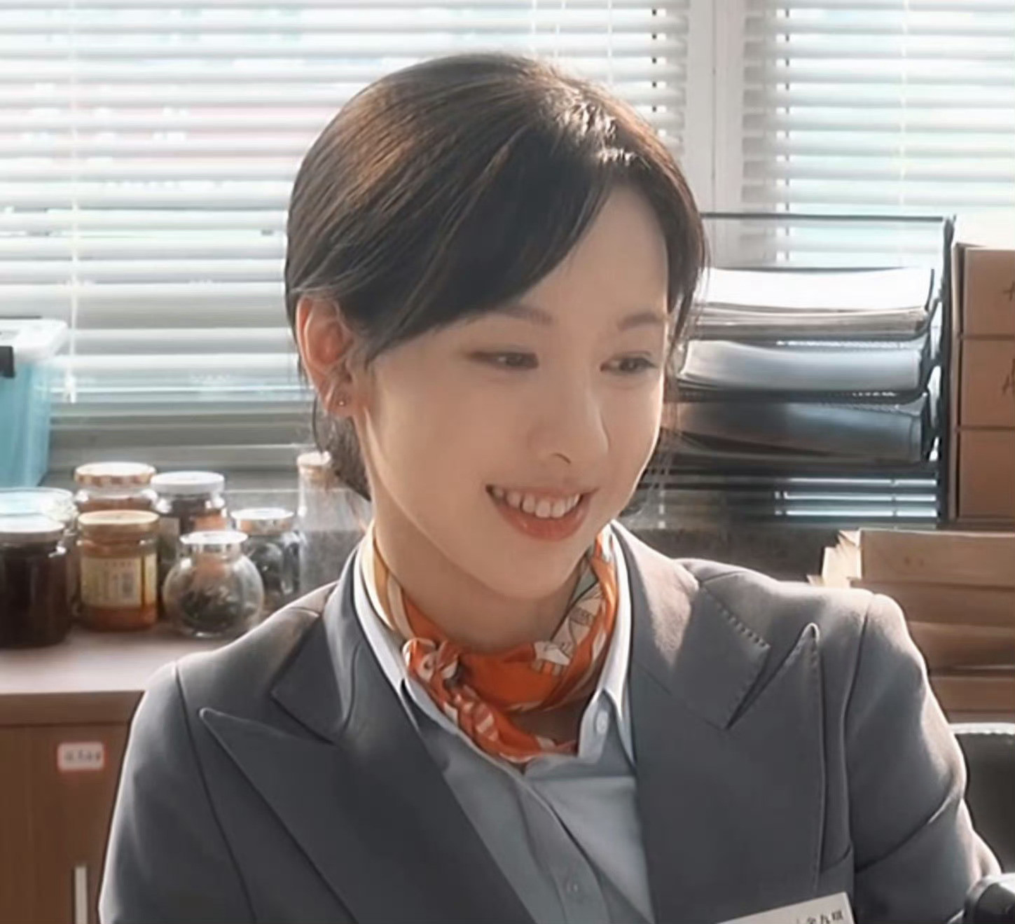 陈都灵这套衣服好像在上班工作