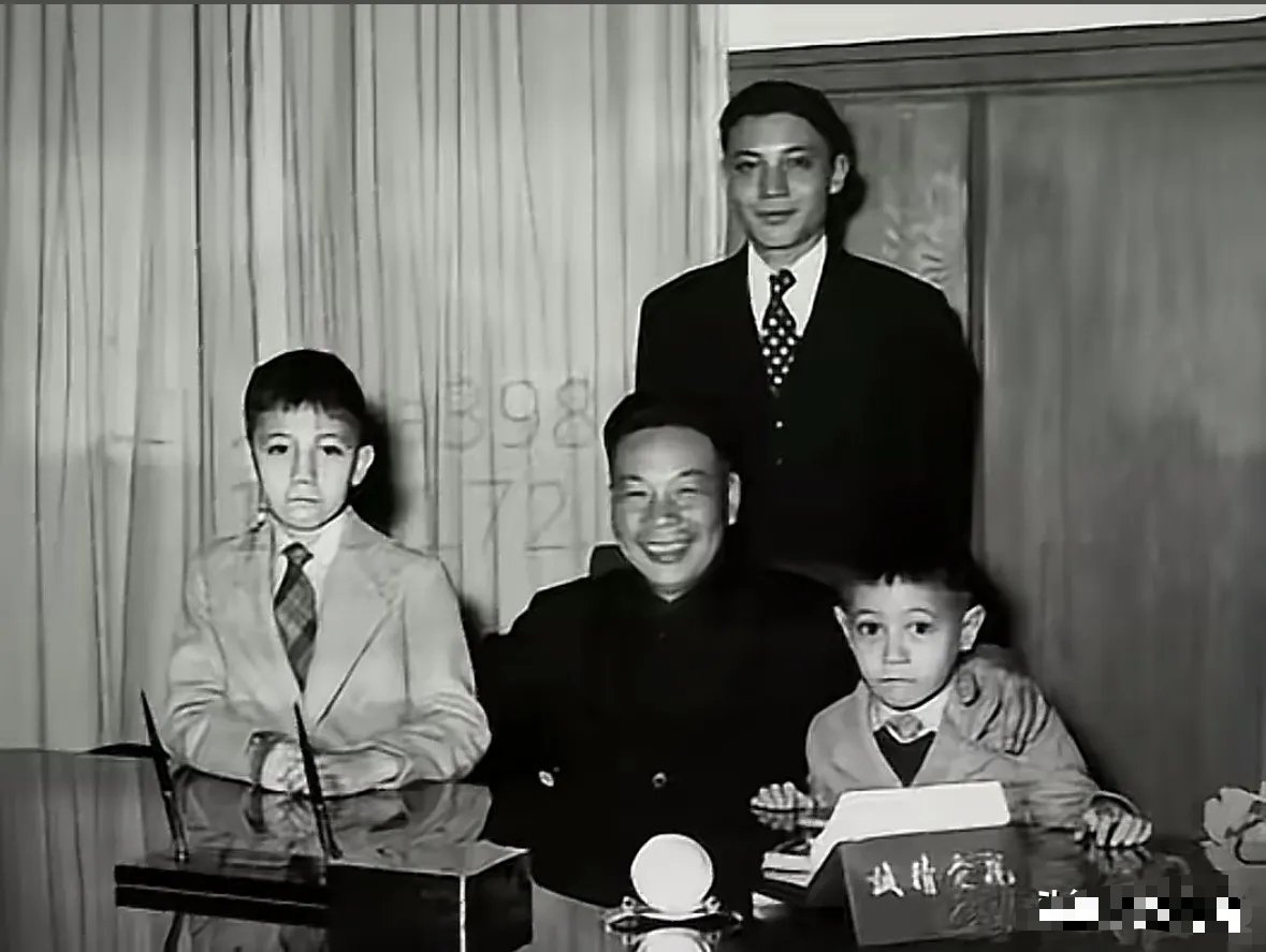 上世纪五十年代，蒋经国和三个儿子的合影。桌上的“亲爱精诚”牌匾格外醒目。本是黄埔