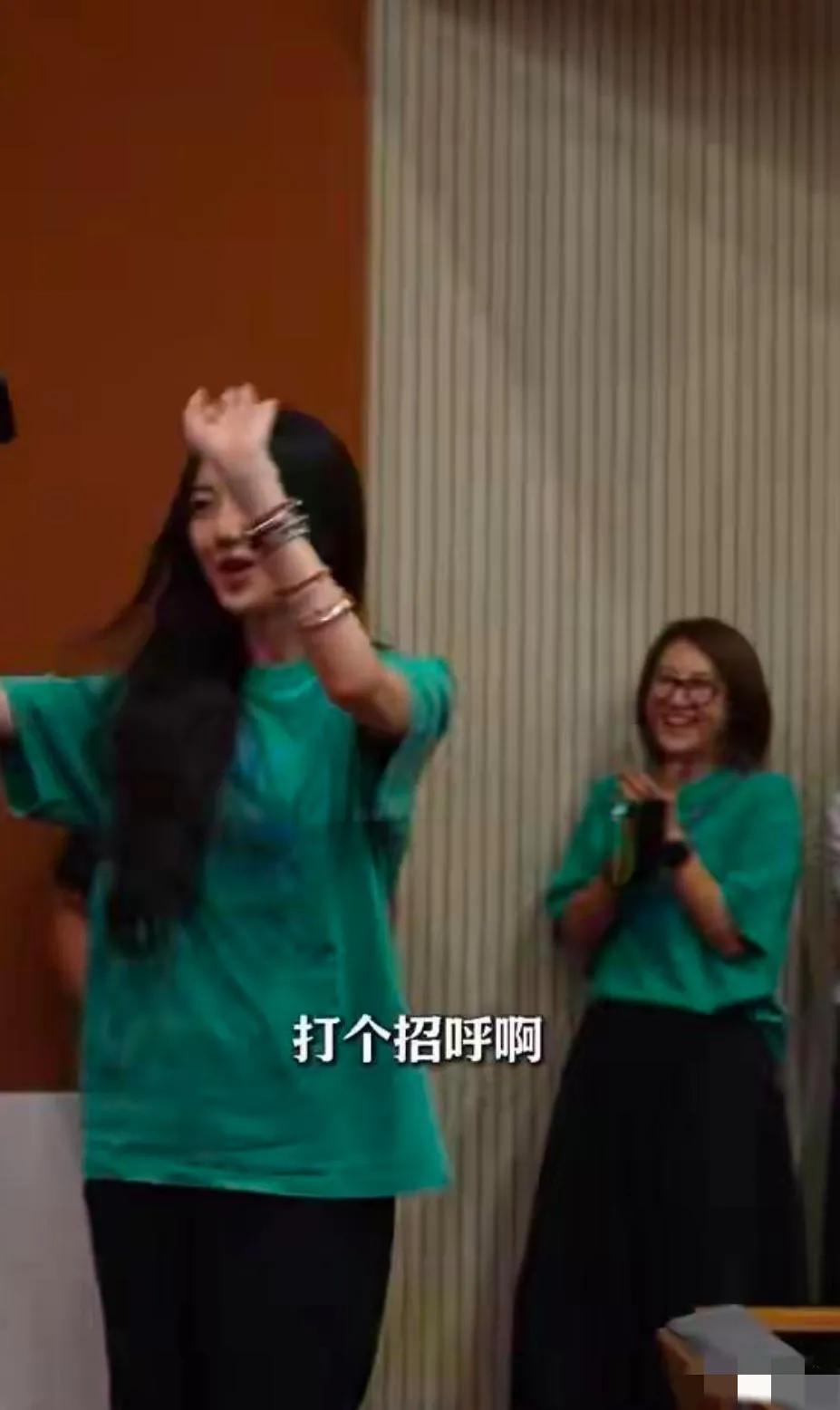 19岁李嫣活动照曝光：长发飘飘，玉指如葱，双瞳翦水，穿绿色T恤，戴八只手镯，超显