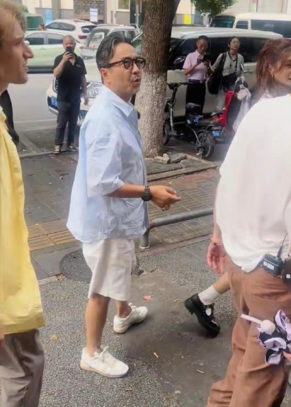 汪涵才51岁啊，看着就已经好憔悴了，胡须白了，也有了白头发老了​​​