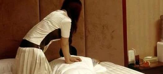 江苏苏州，一男子叫女技师上门服务，不料，快结束时，女技师突然趴在男子身上，触摸男