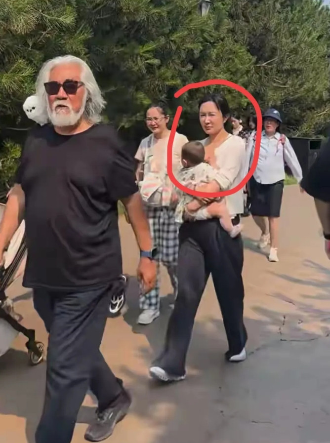 这老头也是长本事了，敢当街向妻子发脾气！平时张纪中在杜星霖面前，那叫一个恩爱的模
