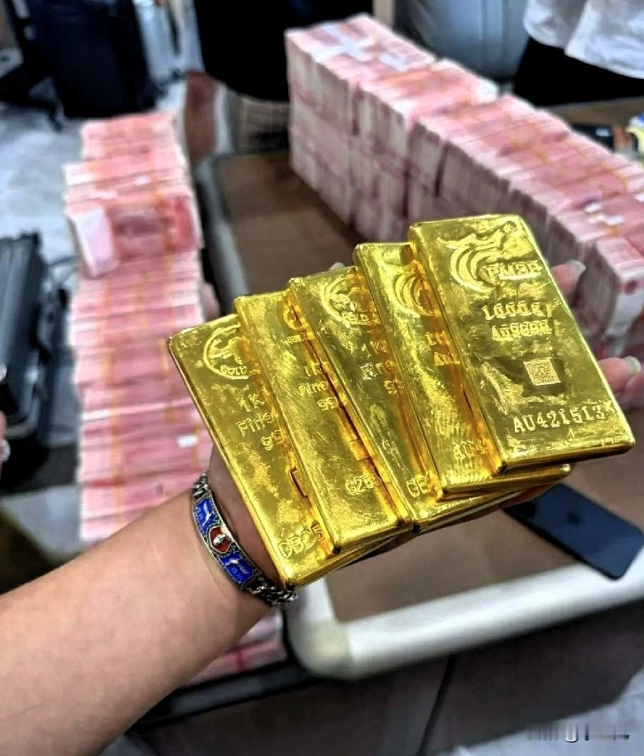 近几日黄金市场状况极差，很多金店直接停止收购黄金，很多急于变现的人却无门可入。