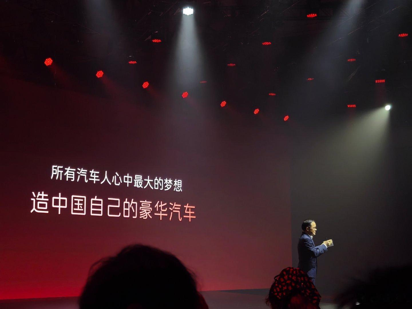 朱华荣坦言，长安在燃油车时代曾好几次启动高端汽车品牌，但都中途自己叫停了，而在智