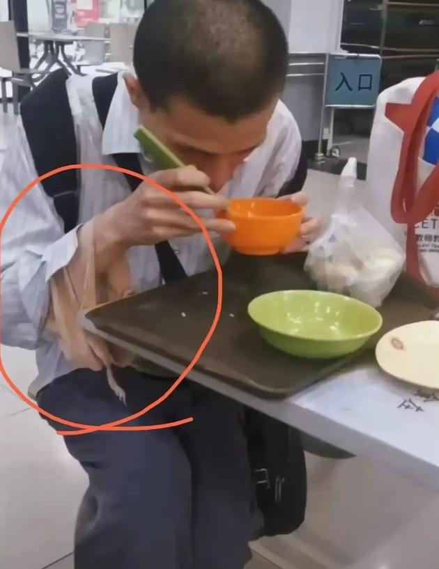 大家别再疑惑，为何韦东奕妈妈退休后没在他身边照顾？这次韦东奕注册账号并简短做了