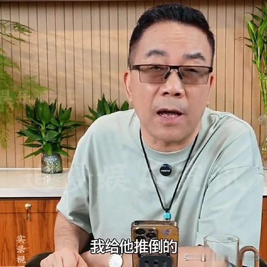相声名家杨仪在他的直播间怒怼黑粉：“现在有人说我是落井下石，说我是墙倒众人推，我