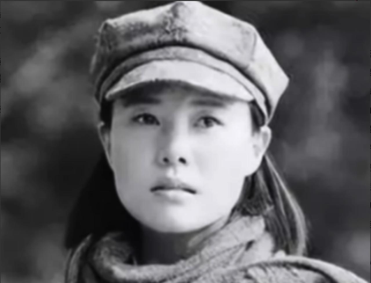 1937年甘肃，红军女战士正被拉去砍头。敌军军官忽喊：“且慢，留给我吧！”众人惊