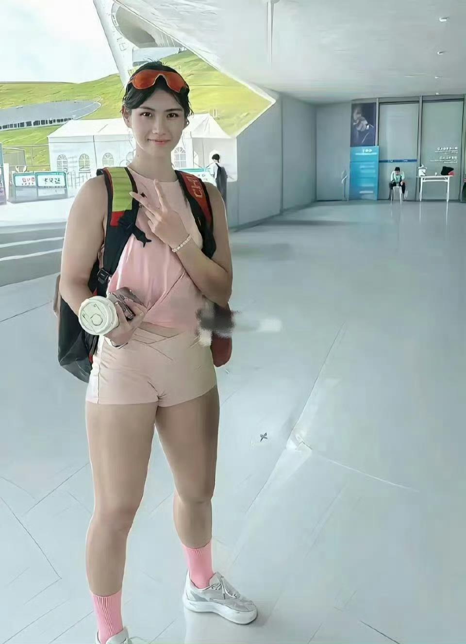 夏思凝这个腿真粗！大家平日里只注意到她娇美的面庞，但为她争取荣誉的是这两条健硕