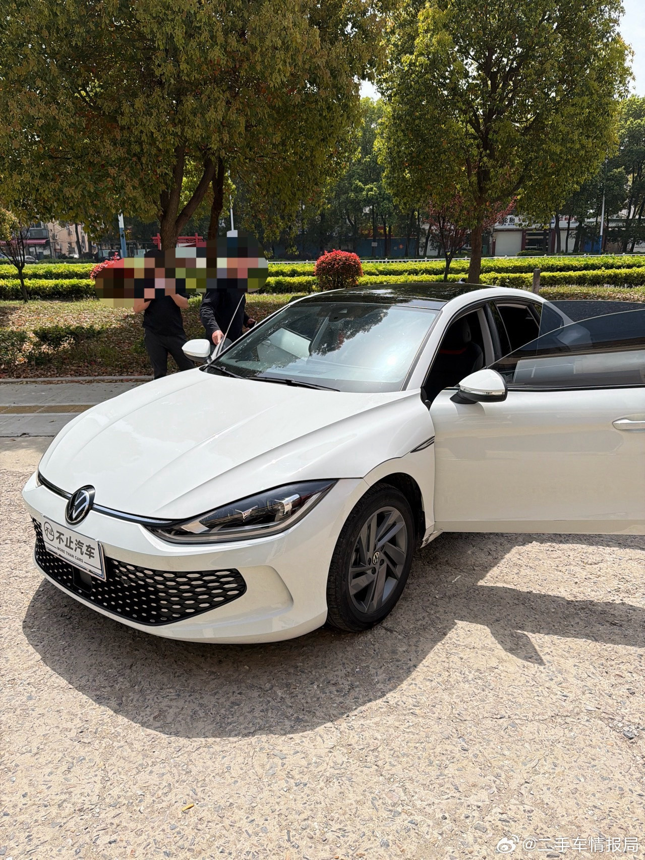 预售一台大众凌渡，这个地方轧了个井盖翘起来伤了车，不一定能过三方，你说扯不扯