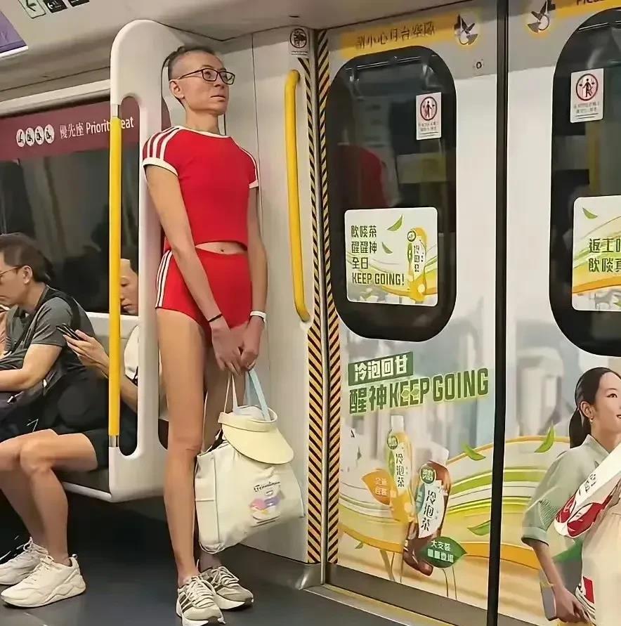 其实挺佩服他的心里素质的，如果是我，满头大汗满脸通红，恨不能找个地缝钻下去。