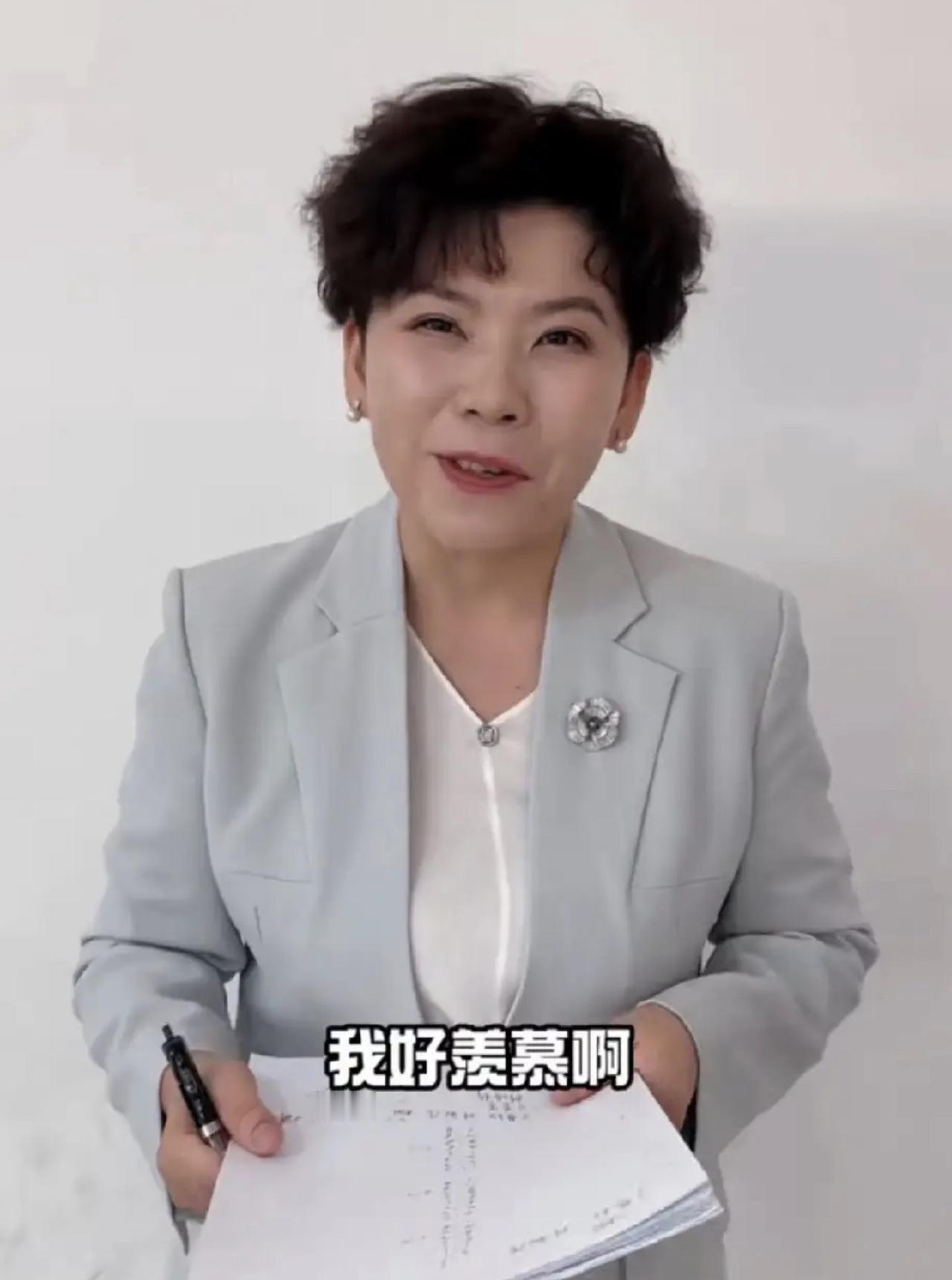 现在的曼昱：连邓亚萍都直呼“好羡慕”！邓亚萍说，现在的王曼昱真的太强了，护台