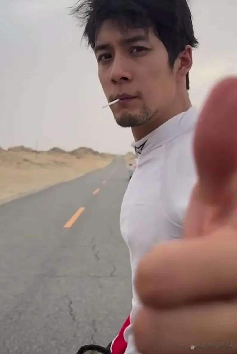 韩东君怎么变成了这个样子？这是偷偷的在健身的吗？这身材看起来真是满满的肌肉，没有
