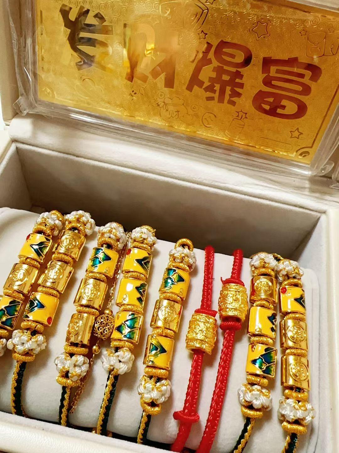 那天和朋友闲聊，她突然冒出来一句：“尽量别跟家里人多说话，能不说就不说。”我