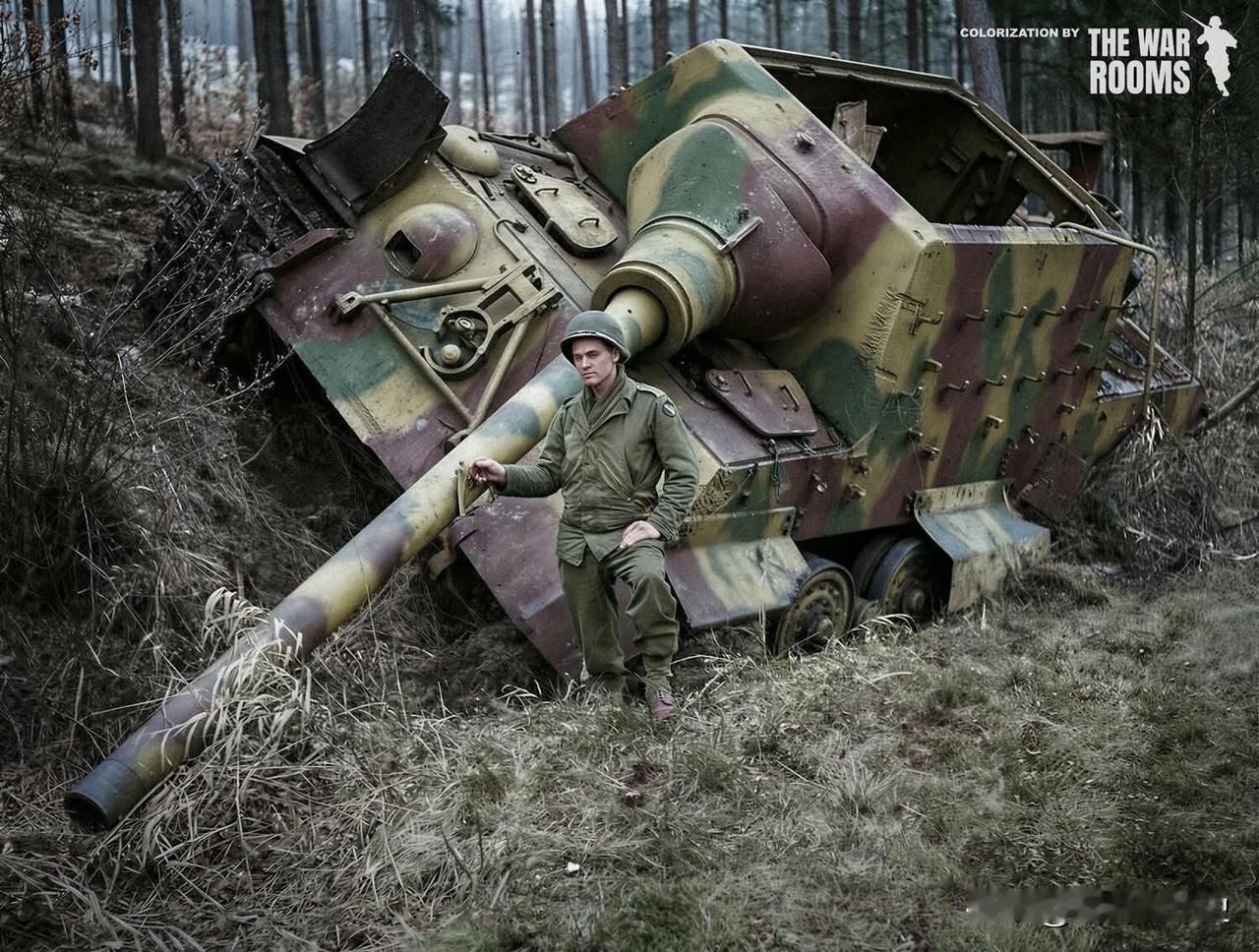 一辆被遗弃的“猎虎”坦克歼击车。1944年，德军节节败退之际，一款基于“虎王”坦