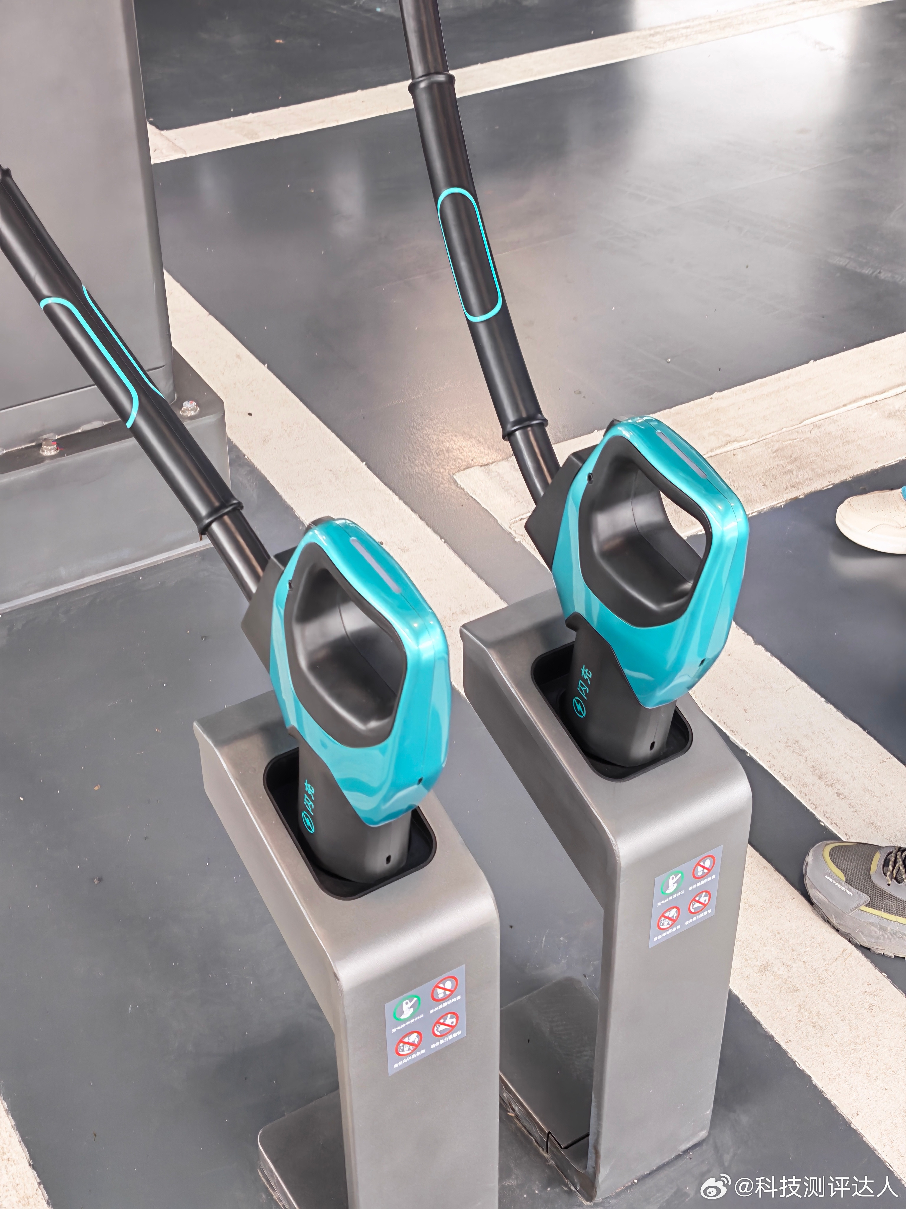 前几天现场体验了比亚迪第二代刀片电池闪充，结果都比官方宣传的还要快，8分46秒就