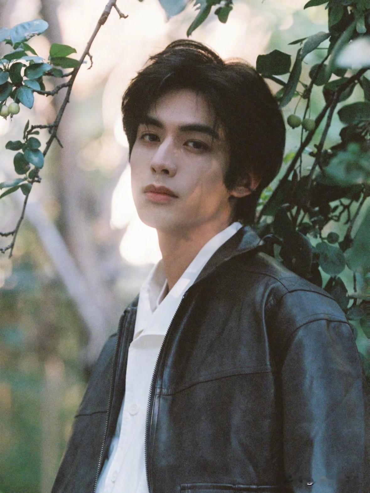 宋威龙和赵露思签的是同一家公司，虎鲸娱乐。他之所以一直没有大火，归根结底是家