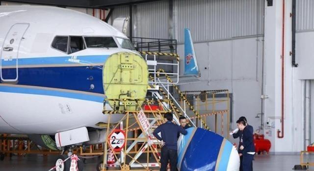 南航退役的波音737-700在贵阳机场拆解，本以为是拆废铁，结果发动机舱里直接藏