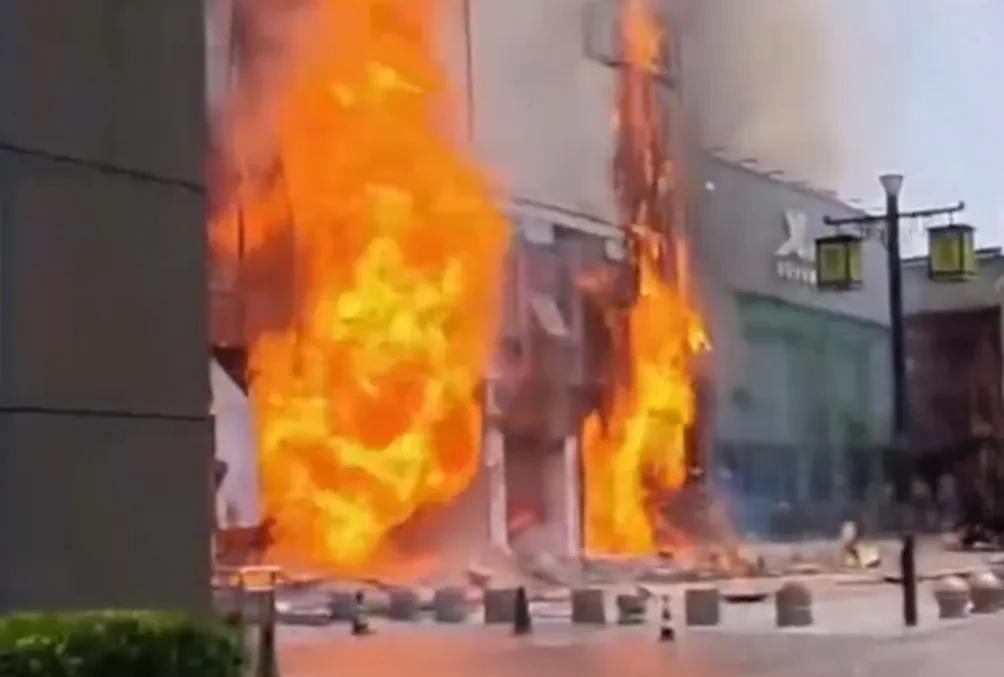 山东济南历下区一建筑物起火事件发生后，我在视频画面中注意到，着火的墙体不断有油质
