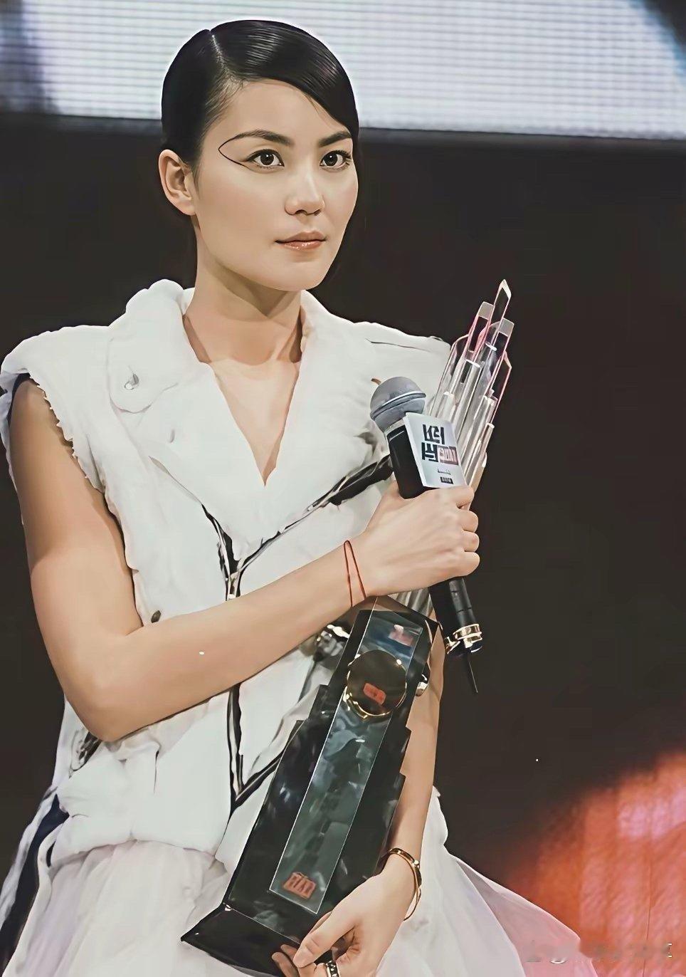 王菲的眉形也太超前了！很多年前就这么画，放到现在依旧时髦又高级，时尚感真的刻在骨