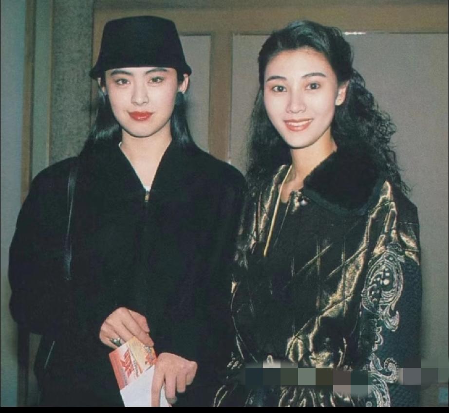 李嘉欣的美，曾被誉为“石破天惊”，那得看她跟谁比。王祖贤微微一笑很倾城，相比李