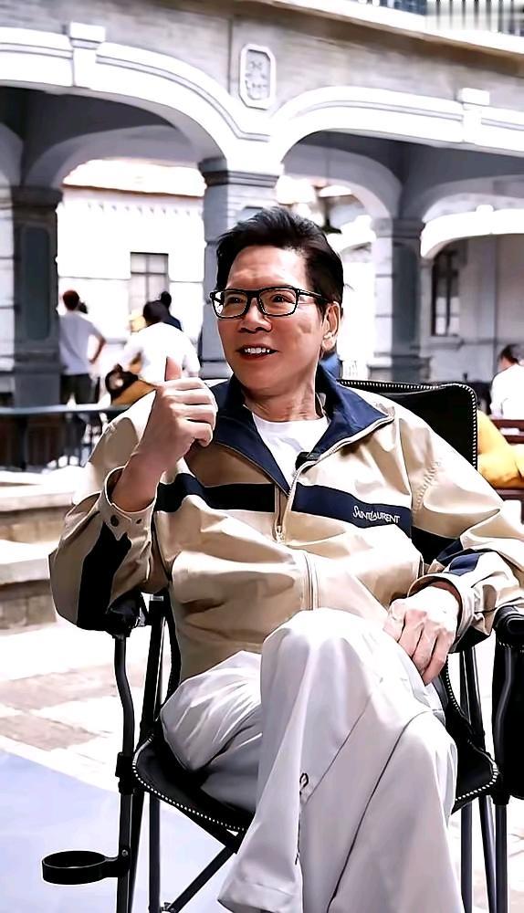 向佐拍竖屏短剧这事儿，最近在圈里传得邪乎。听说三个月就揣进7000多万，这下不光