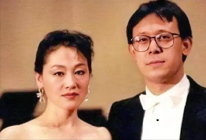 1998年，一天深夜，演员王姬拍完戏拖着疲惫的身子推开家门，竟猛然看见年迈的母亲