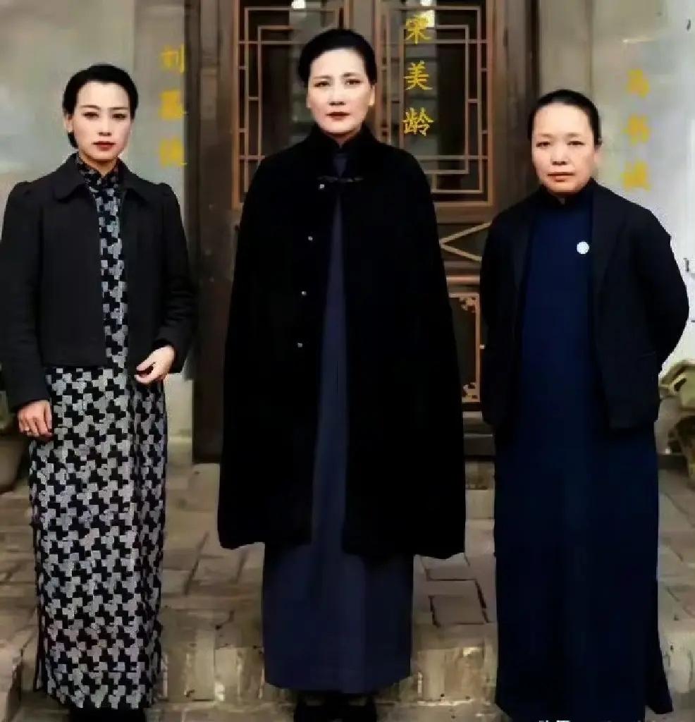 宋美龄往中间一站，一脸的强势气质确实不一样