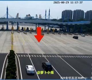 这是变道？这是拦截。8月29日，山东青岛，一辆越野车行驶到收费站跟前，司机才猛