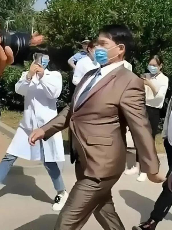 这世道，真是什么稀奇事都有！谁能想到，一个被全村人笑话是“懒汉”的朱之文，如今能