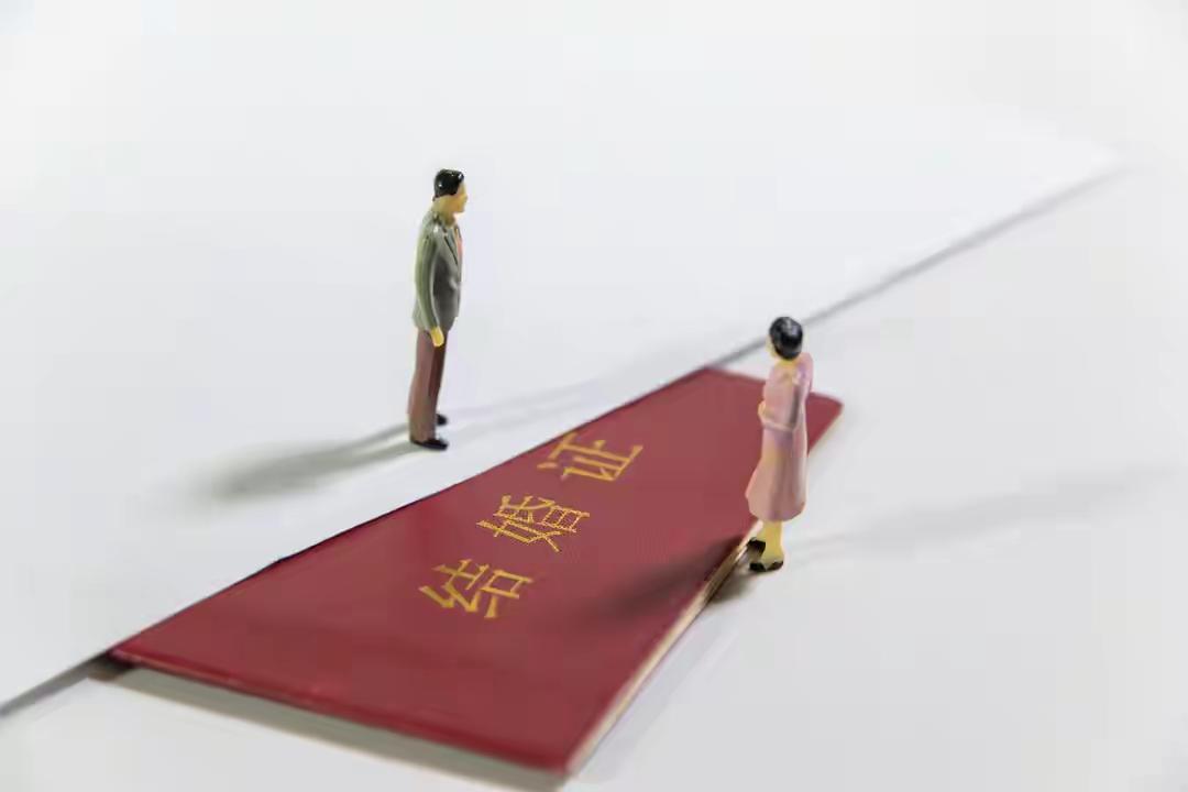 西宁这个女教师看来对已婚校长是真爱了，两人不仅相差21岁，而且女教师和校长有不正